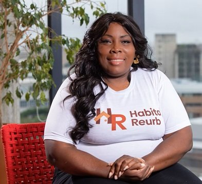Rainha da Construção: advogada e administradora, é a primeira mulher negra no Brasil, dona de uma grande construtora.