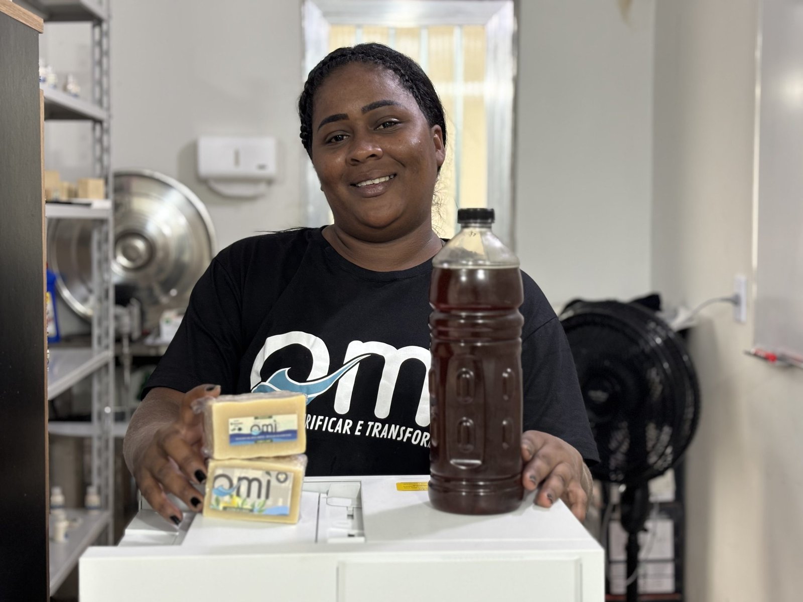 Ecofábrica da Mangueira evita poluição de 69 milhões de litros de água e distribui produtos ecológicos gratuitos à comunidade